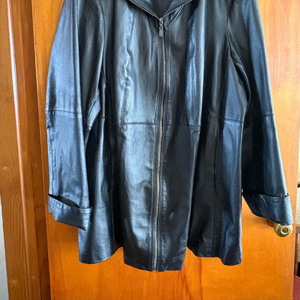 (Roaman's)Black Leather Jacket
Size 26W
Zip Closure
Side Seam Pockets
34” Length